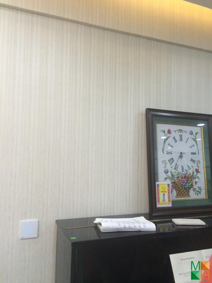 thi-cong-giay-dan-tuong-phong-khach (4)